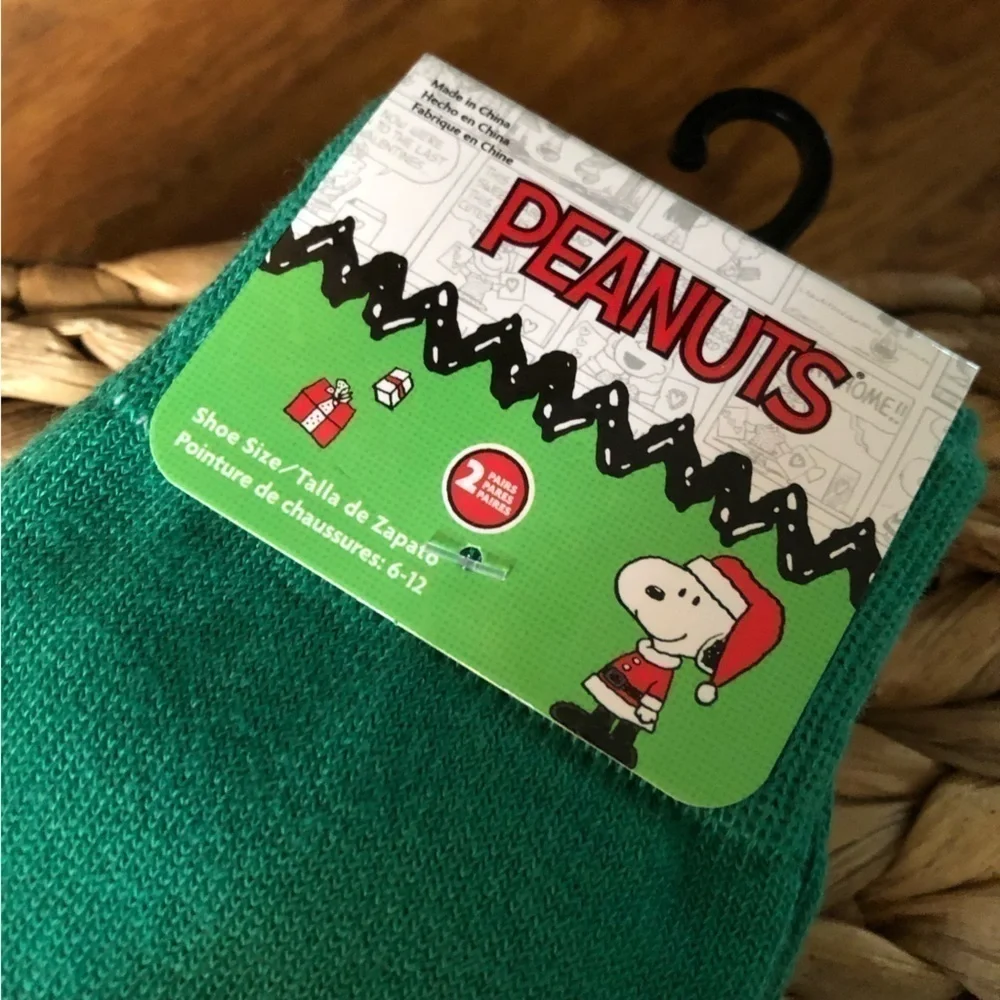 Peanuts: 2 pair Crew Socks Snoopy & Charlie Brown Christmas